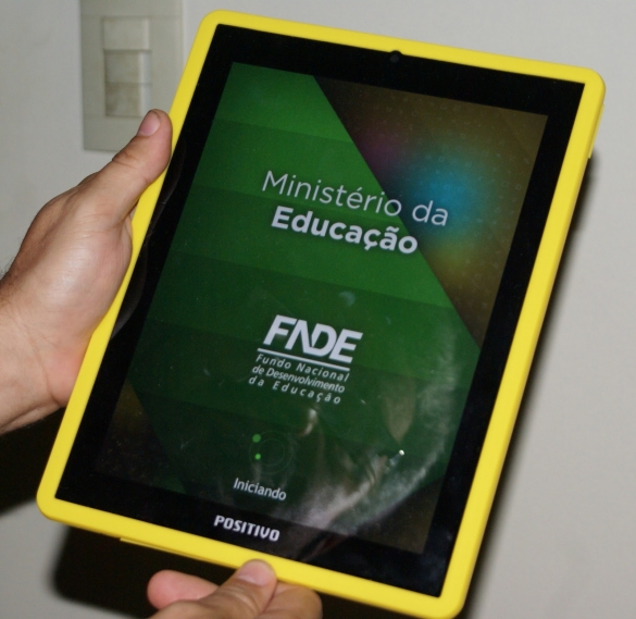 Escola tem tablets e notebook furtados e mãe de menor acusado entrega aparelhos na delegacia 