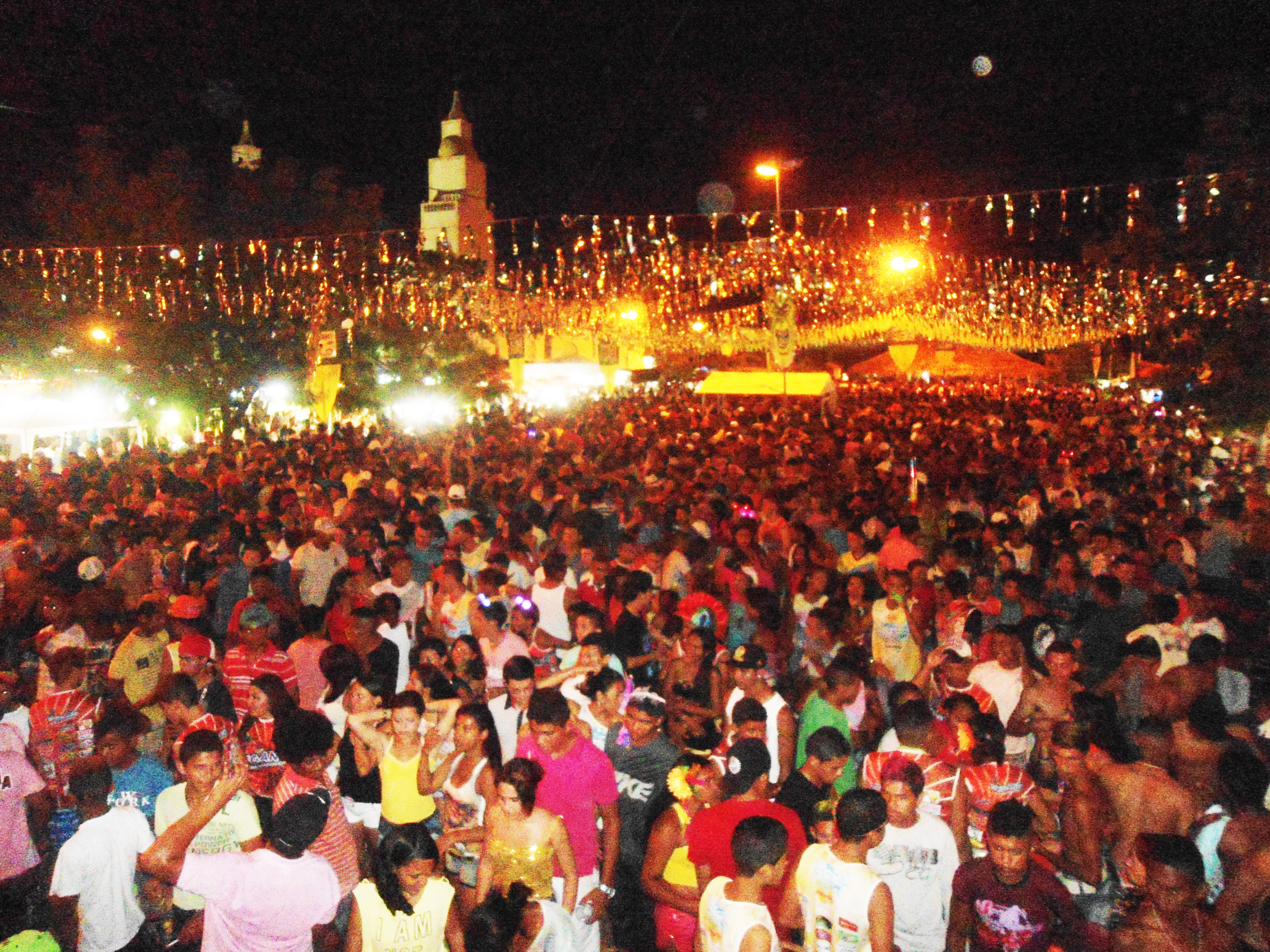 Foliões lotam calçadão na segunda noite de carnaval em Altos