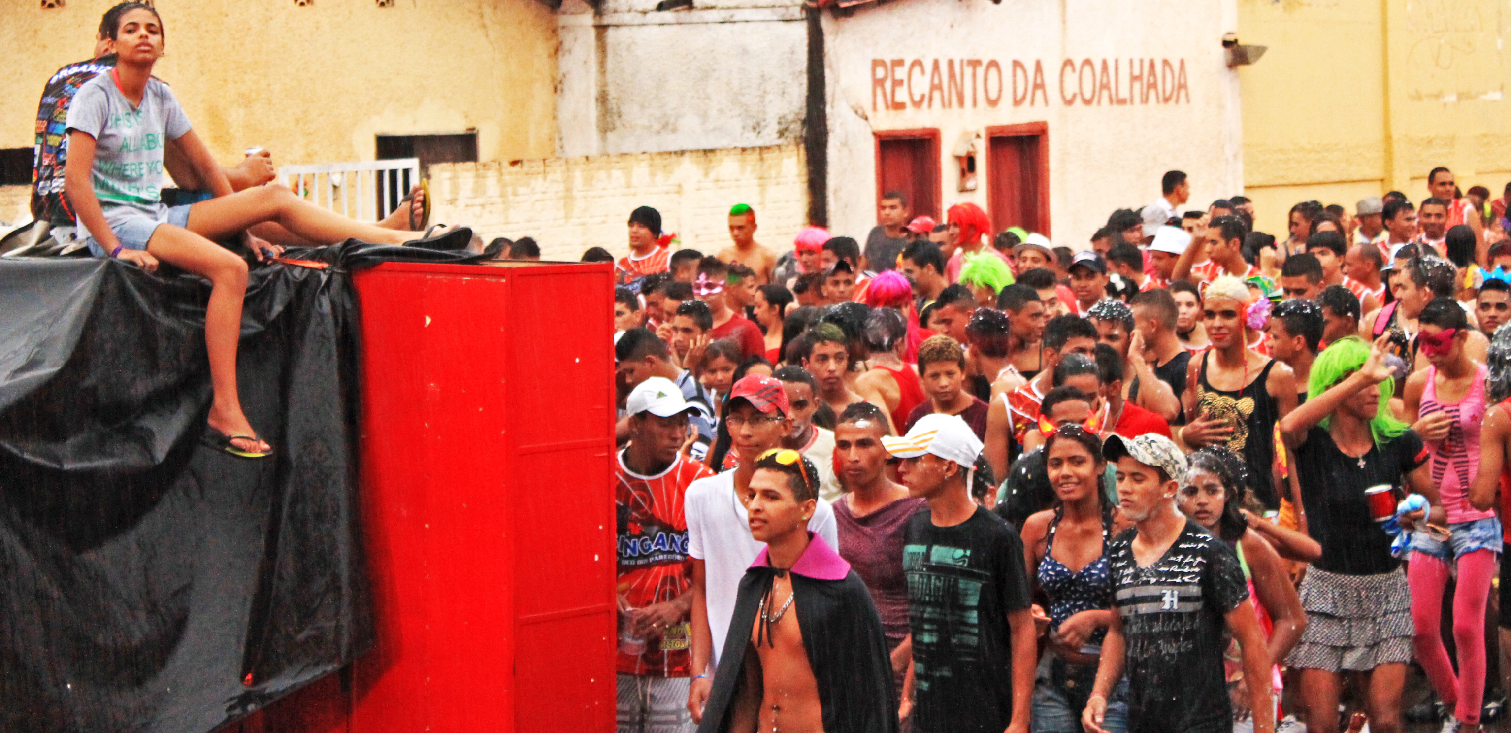 Milhares de foliões participam do tradicional desfile dos blocos em Altos