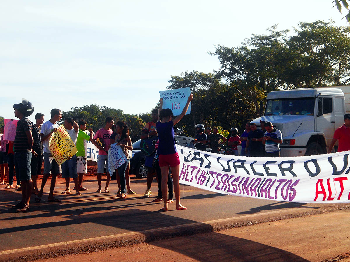 Manifestantes são convocados para reunião e liberam trânsito na BR 343