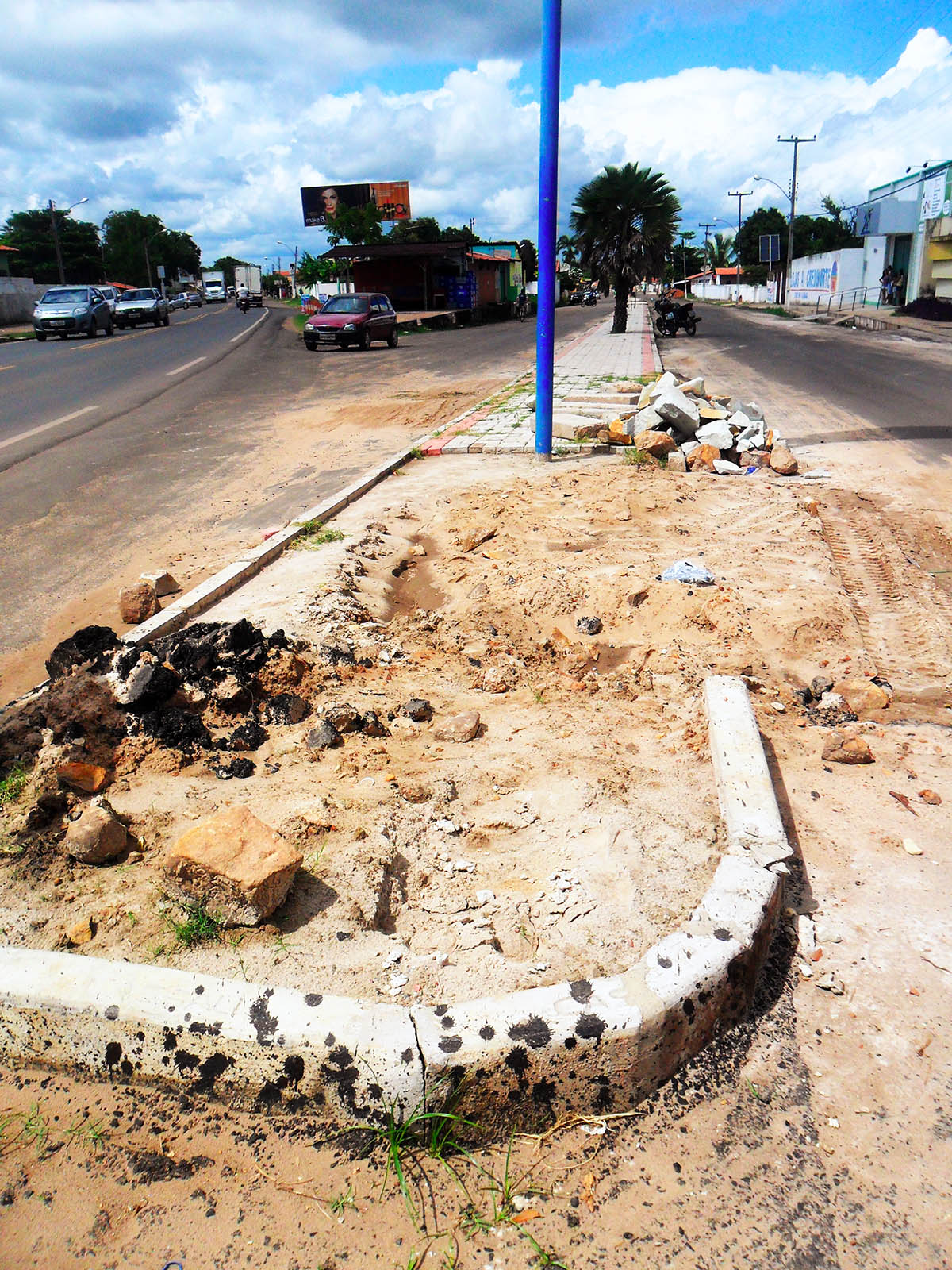 Buracos e vazamentos causam prejuízos em ruas do município