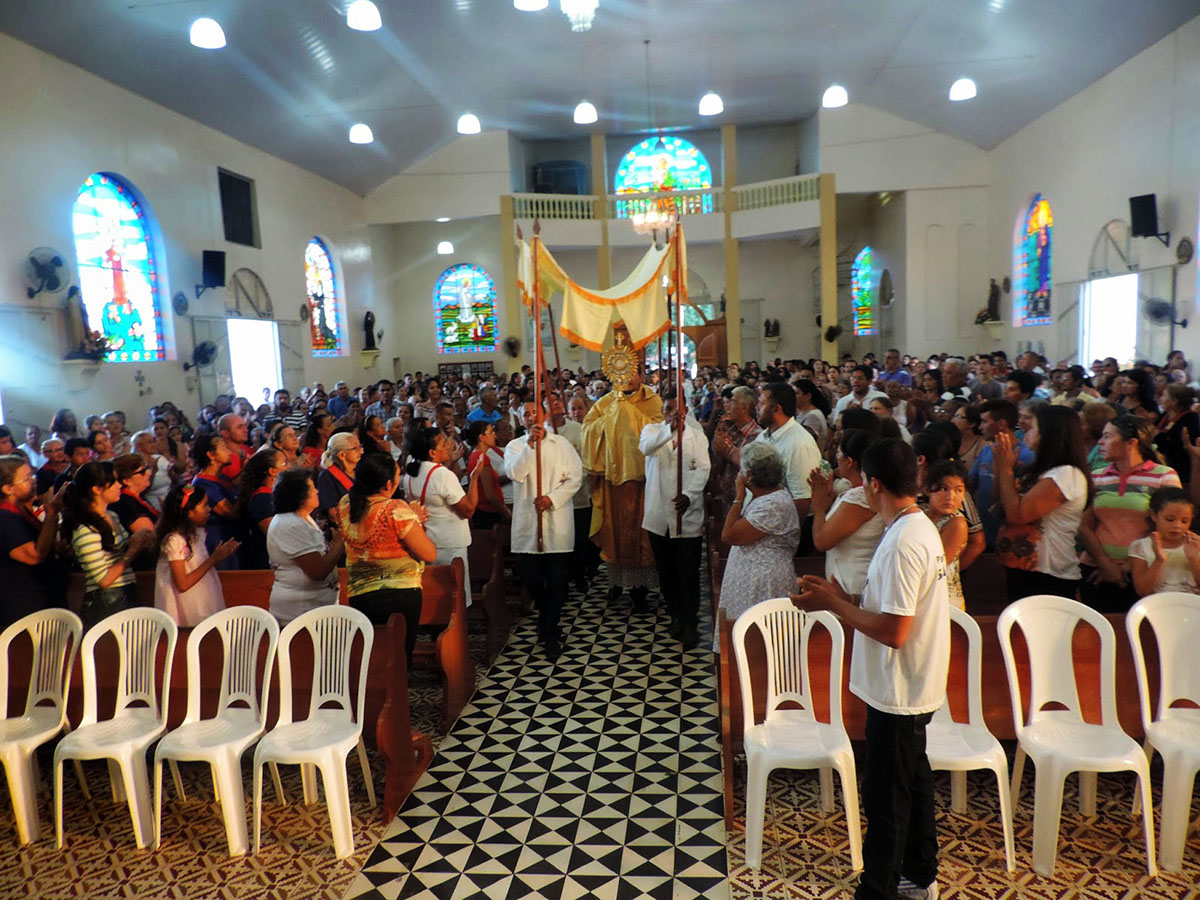 Católicos celebram Corpus Christi em Altos