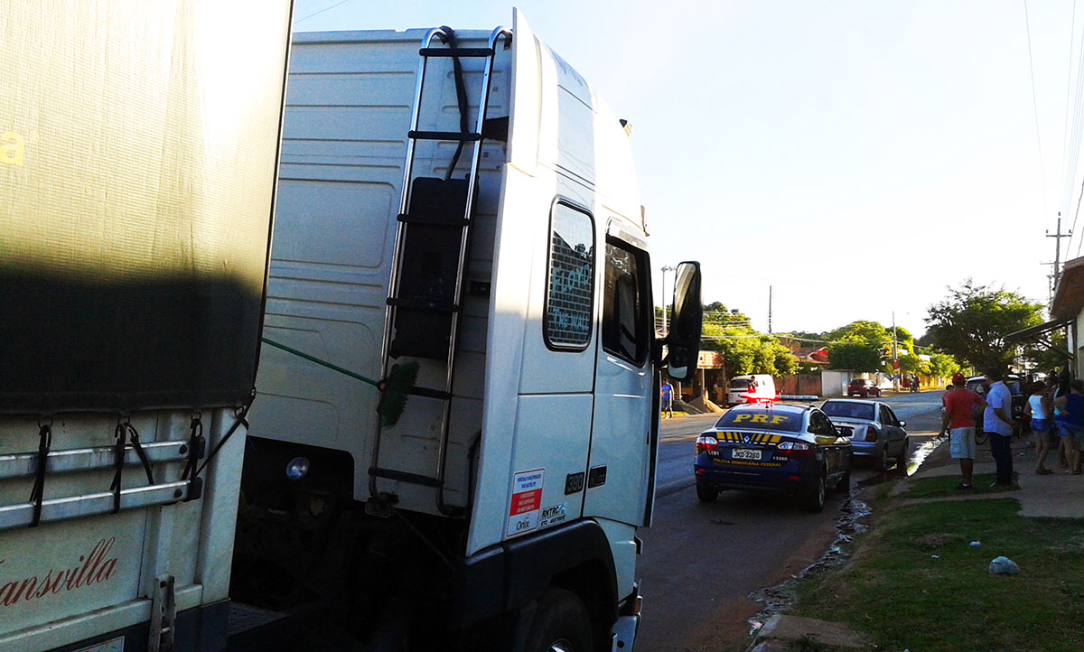 Em alta velocidade, motociclista colide com três veículos no centro de Altos