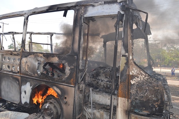 Ônibus escolar pega fogo no município de Pau D'Árco do Piauí