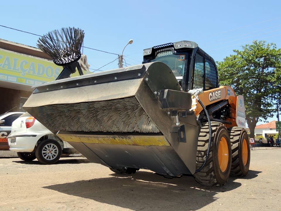 Máquina Bobcat começa a atuar na limpeza de Altos