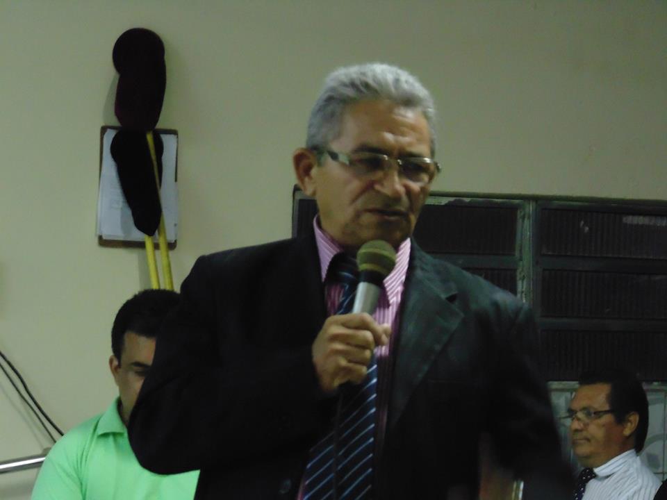 Pastor tem moto roubada em frente de igreja em Altos