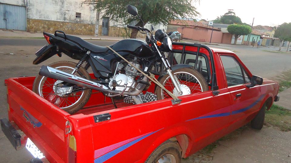 Polícia recupera moto roubada em frente de igreja 