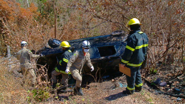 Corolla capota, cai em ribanceira e motorista morre na BR-343, em Altos