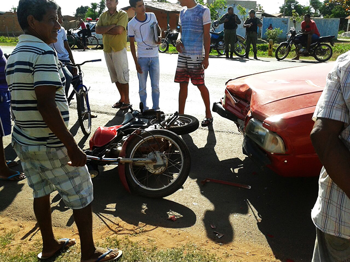 Acidentes com motos deixam dois feridos em Altos