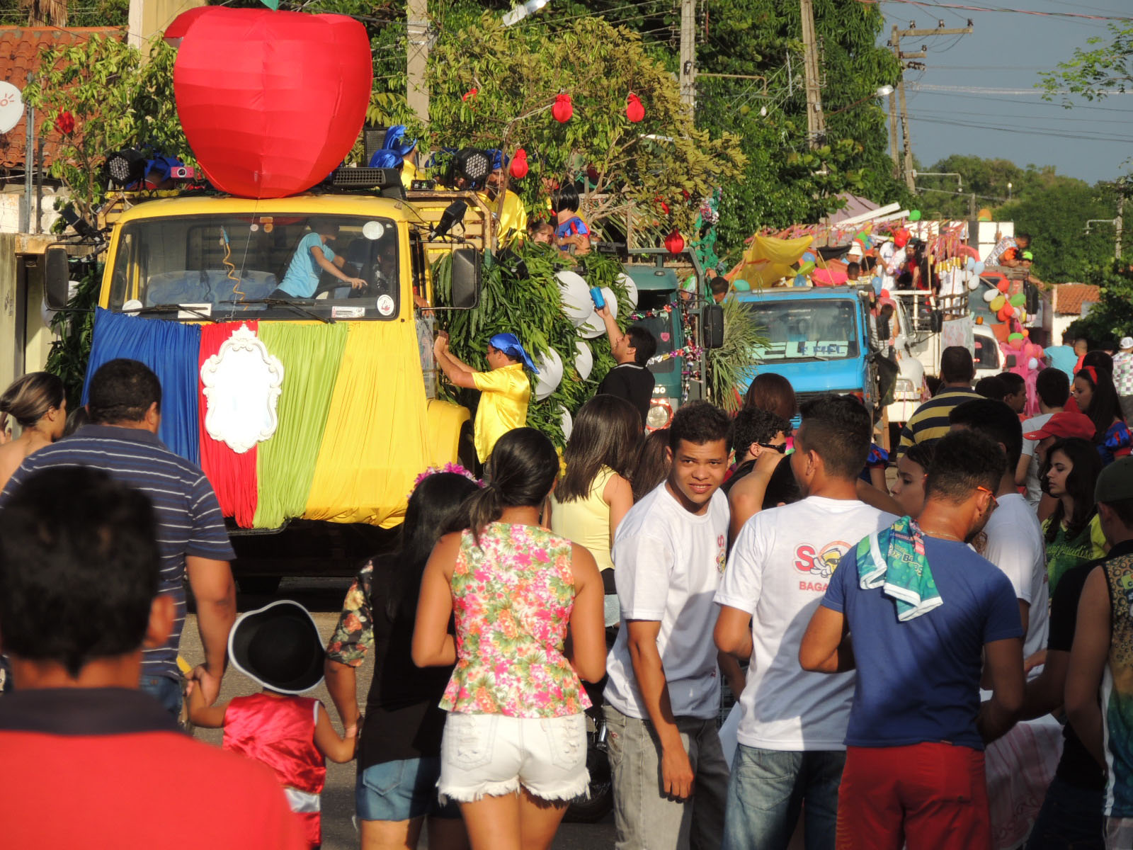 Corso e shows musicais levam milhares de pessoas às ruas no carnaval de Altos