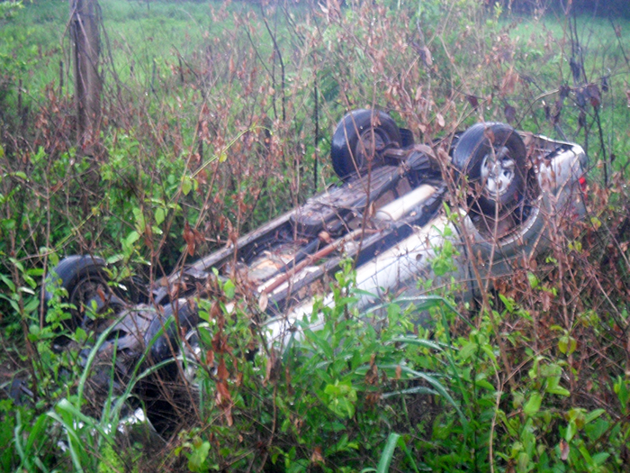 Hillux com duas pessoas capota na BR-343, em Altos; acidente por pouco não terminou em tragédia