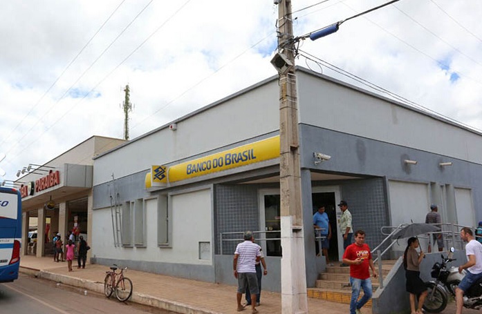 Bando faz gerente e família reféns e rouba banco de Altos