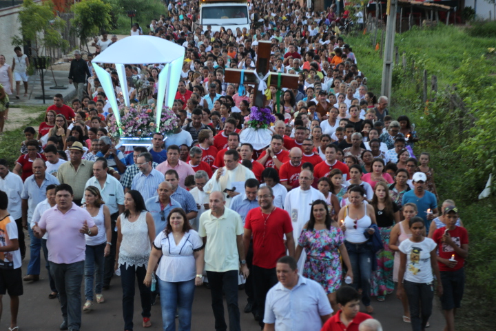 Milhares de fiéis participam da procissão de abertura dos Festejos de São José, padroeiro de Altos