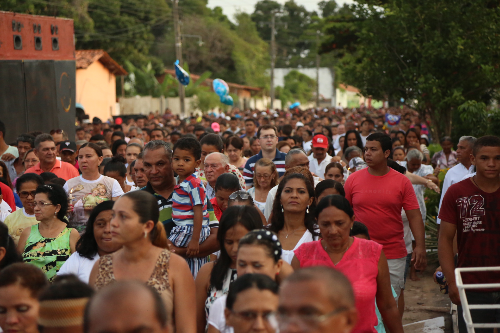 Milhares de fiéis participam da procissão de encerramento dos Festejos de São José, em Altos