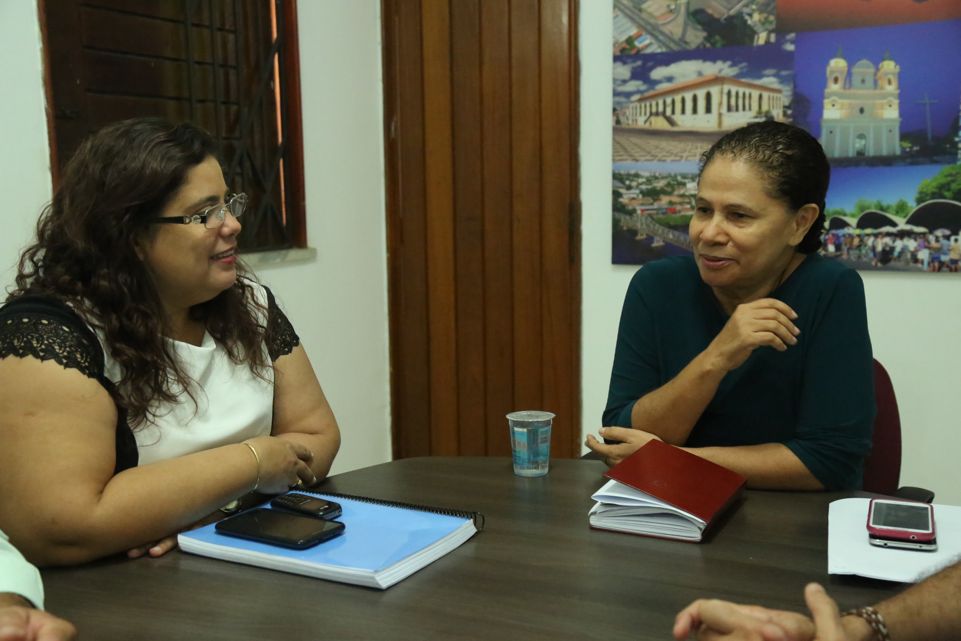 Em reunião com a Senadora da República Regina Sousa, prefeita pede liberação de recursos para calçamento