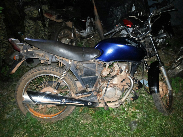 Homem é preso com droga e moto roubada