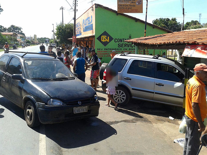 Motorista tenta desviar de veículo e invade restaurante no centro de Altos