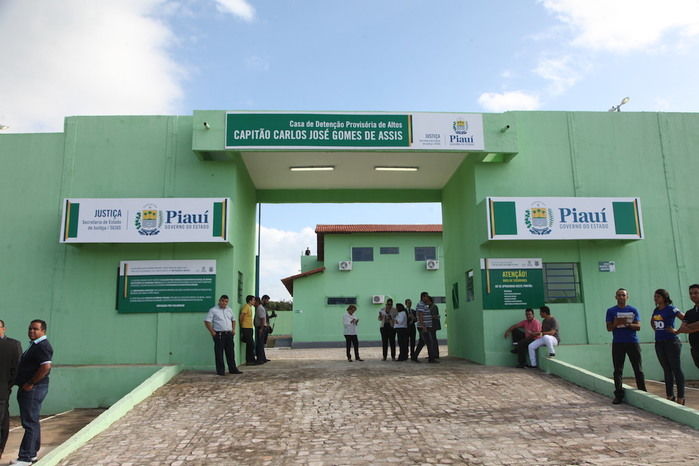 Para a justiça, após a inauguração do presídio de Altos, não há mais razão para os detentos permanecerem tanto tempo nos distritos