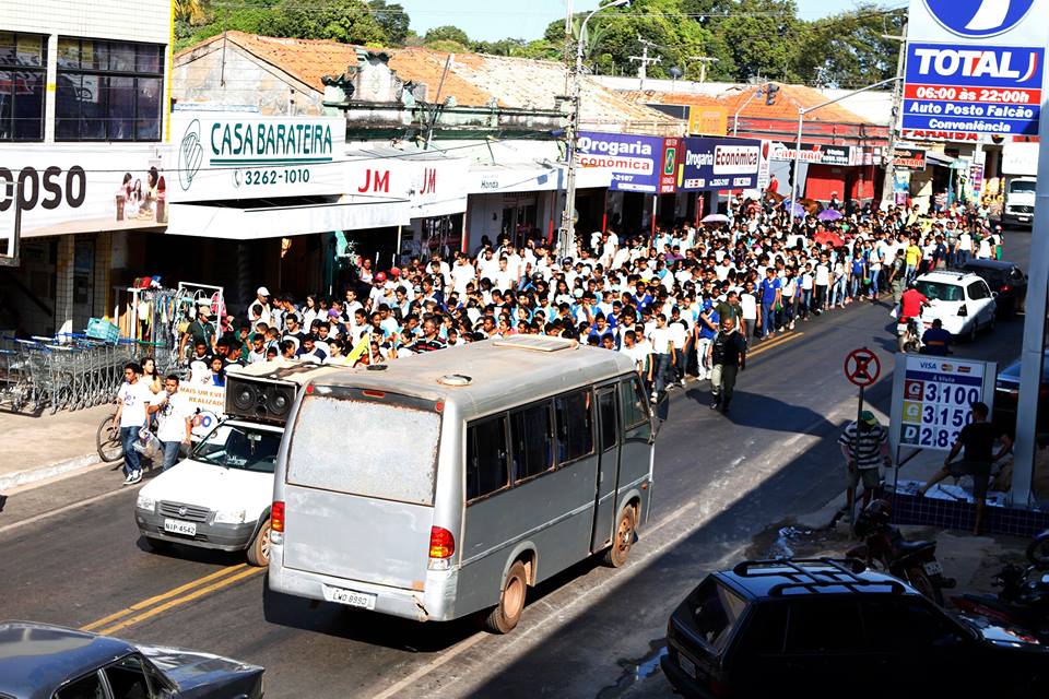 Centenas de estudantes participam de caminhada contra as drogas