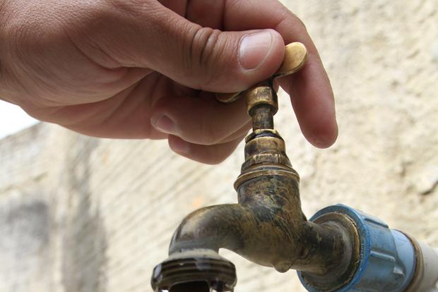 Moradores do centro de Altos sofrem com a falta de água