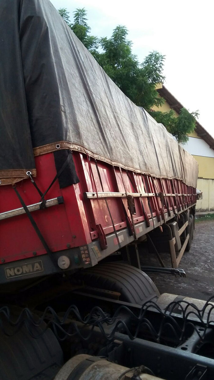 Carreta quebra e interdita ruas no centro de Altos