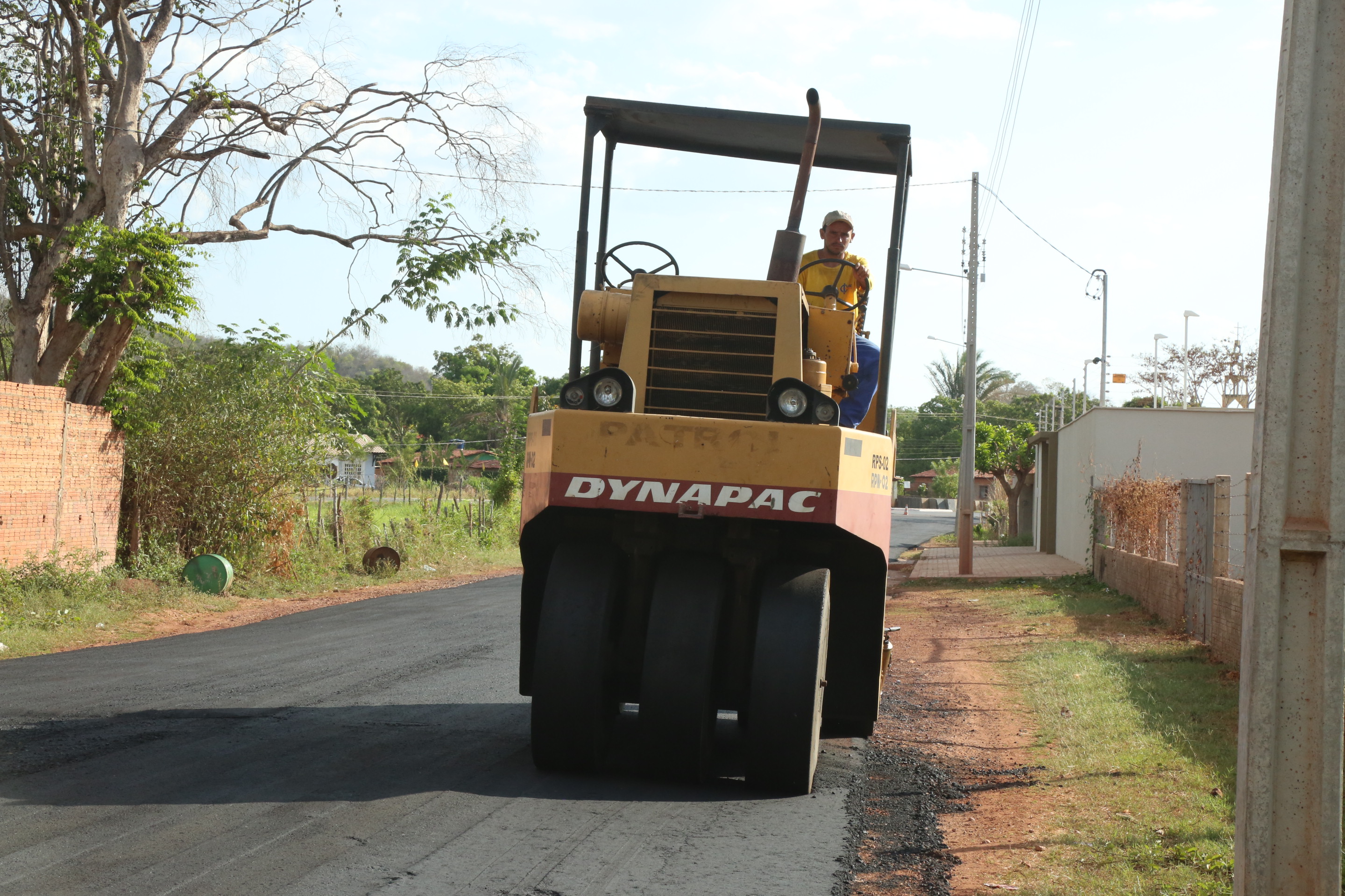 Obras de asfalto são retomadas em Altos