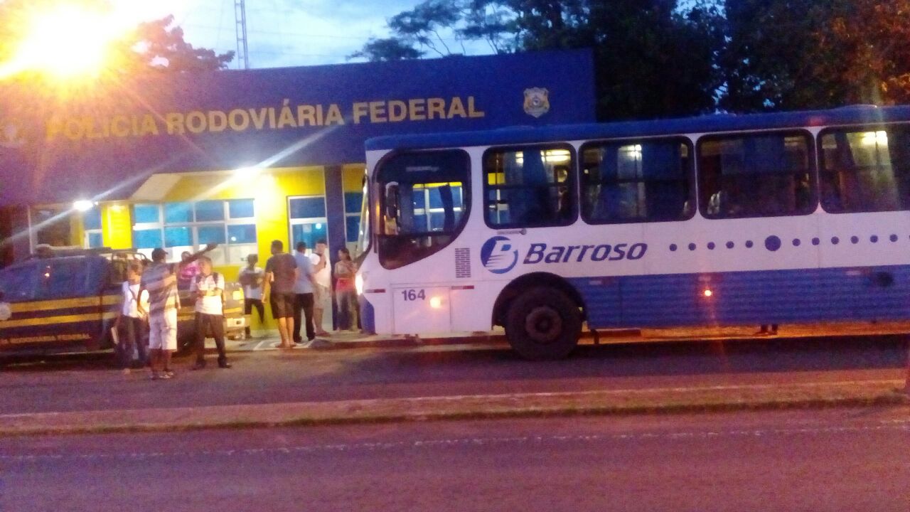 Ônibus da Barroso que fazia trajeto de Altos a Teresina é assaltado