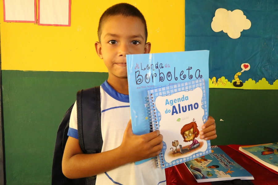 Alunos do Ensino Infantil recebem livros e kits escolares em Altos