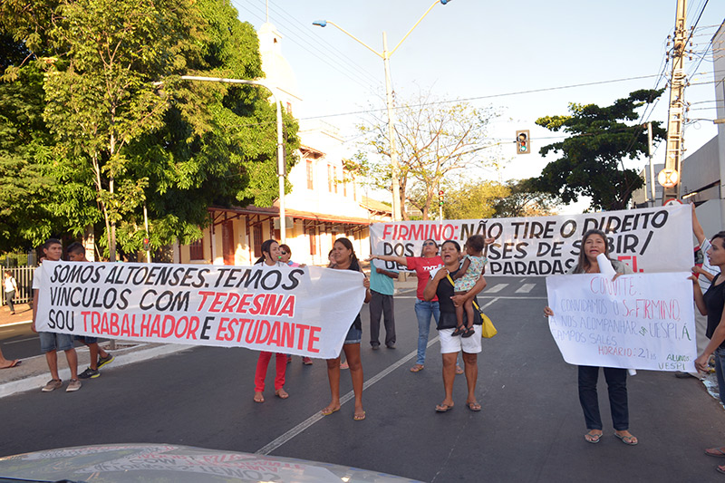 Moradores de cidades vizinhas a Teresina protestam contra retirada de paradas