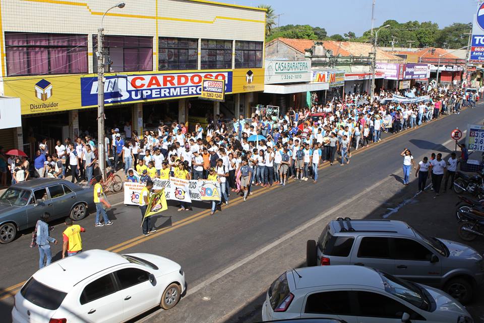 Estudantes realizam caminhada pelas ruas do centro de Altos