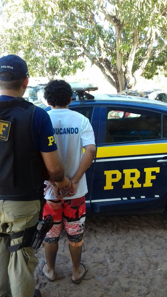 PRF prende fugitivo da Major César dentro de ônibus entre Altos e Teresina