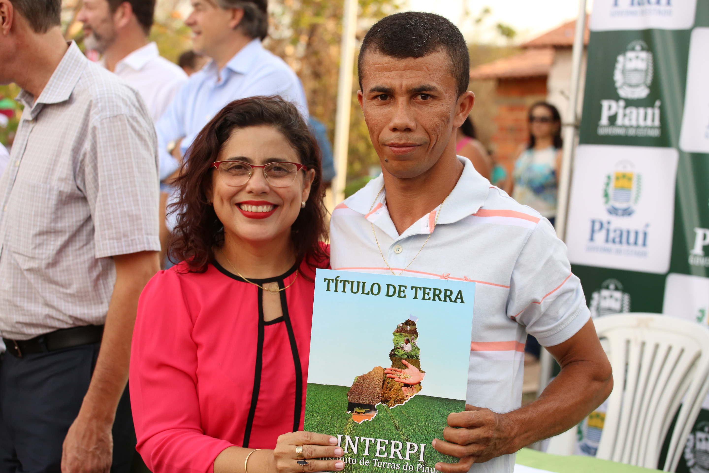 Moradores do Espinheiro ganham títulos definitivos de terra