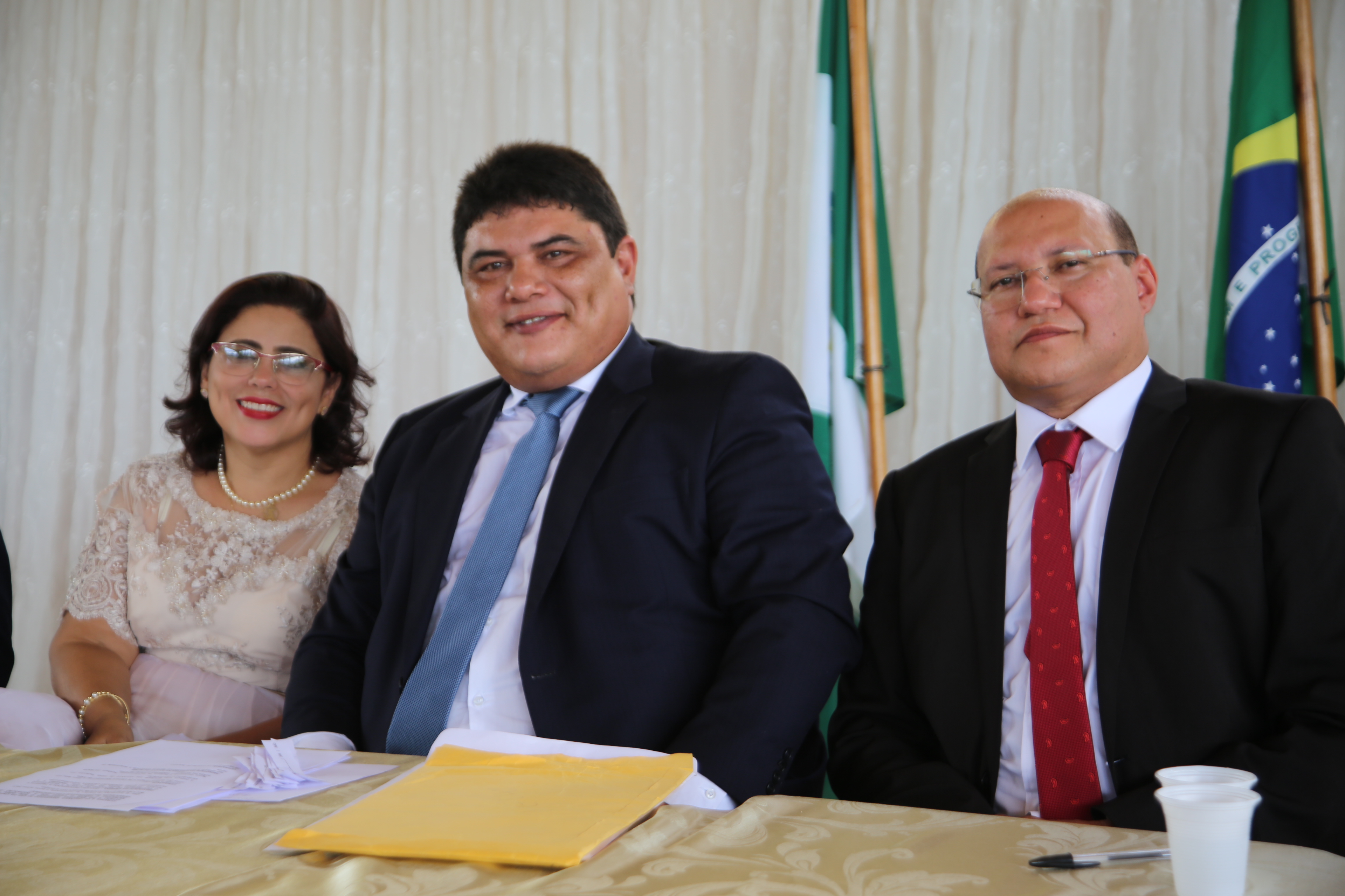 Prefeita e vice tomam posse; Maxwell é eleito presidente da Câmara