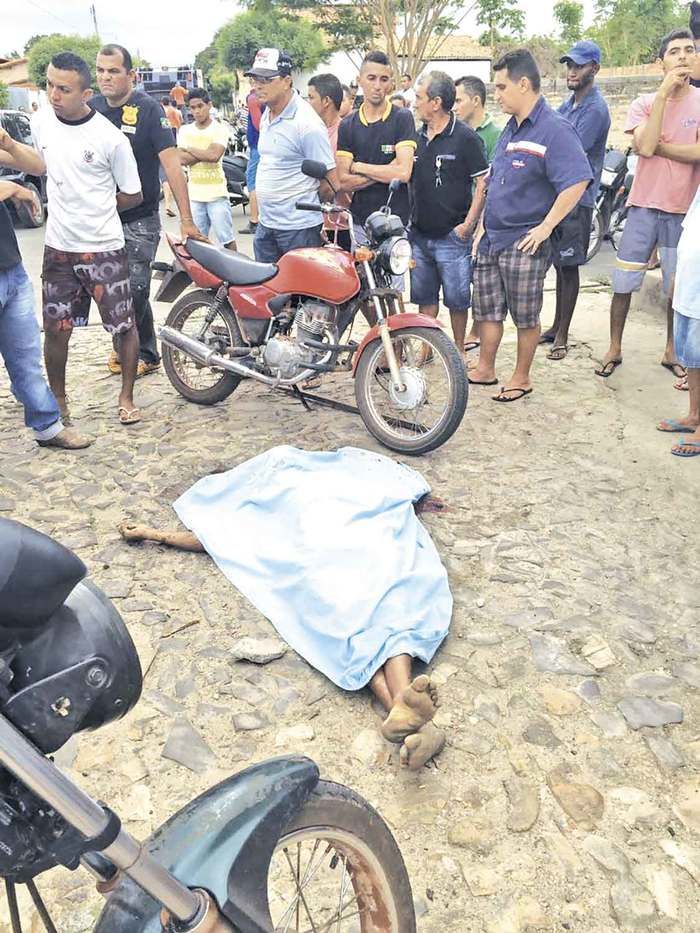 Homem é assassinado com pauladas e golpes de faca no centro de Beneditinos