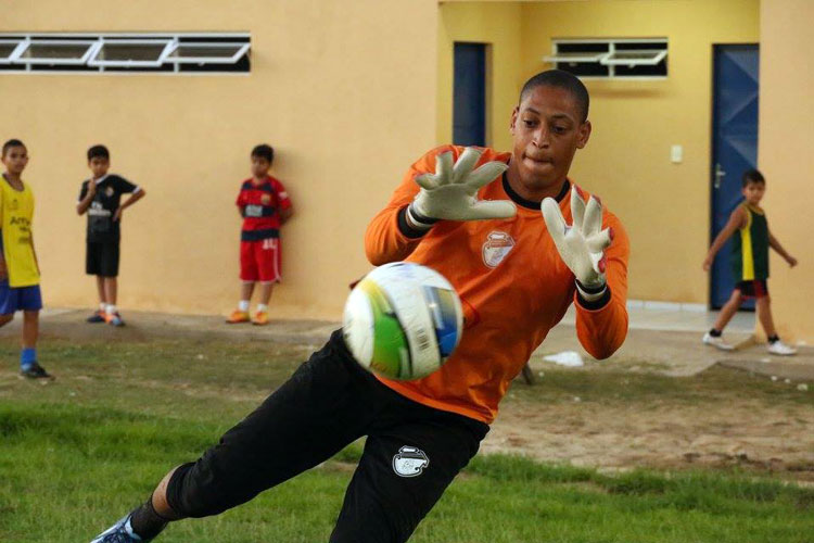 Após cirurgia, goleiro Dida volta ao Altos para jogo com o Bahia