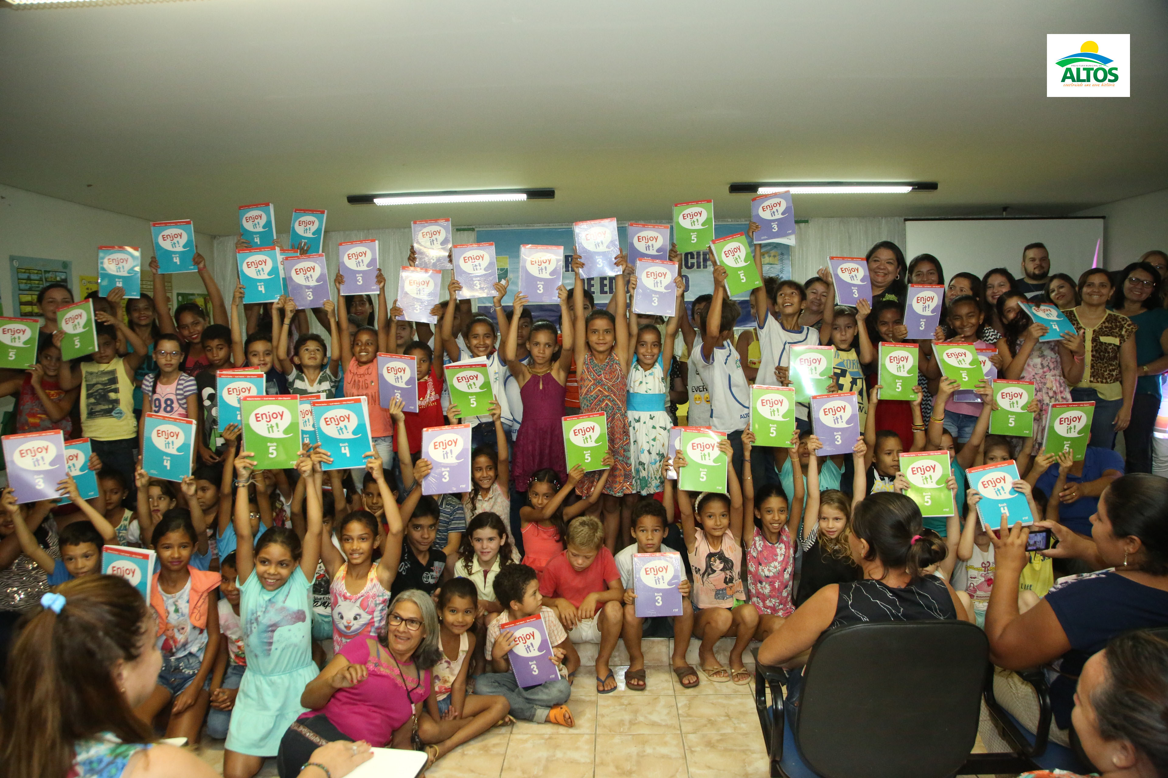 SEMED/Altos entrega livros de Inglês para alunos do ensino fundamental