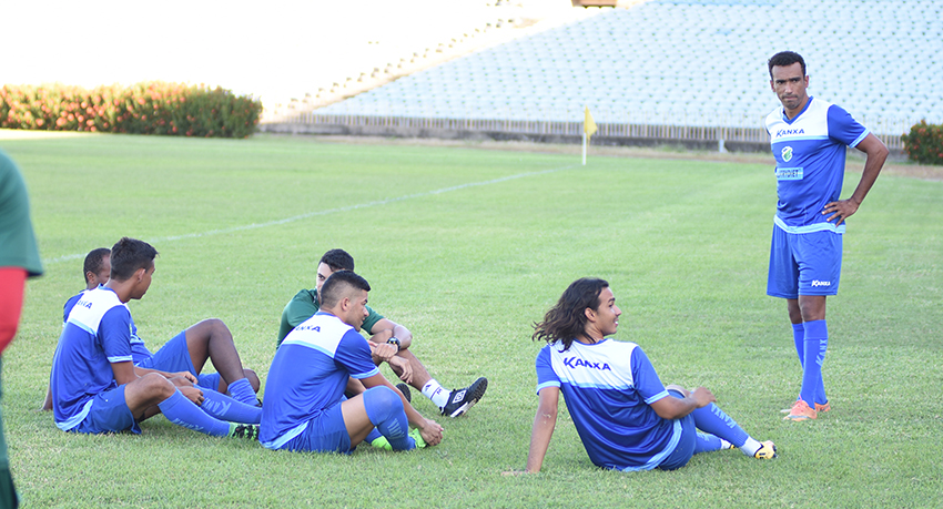 Atacante Eduardo se apresenta ao Altos e faz seu primeiro treino com jogadores