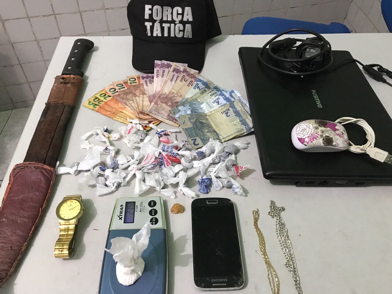 Força Tática fecha 'boca de fumo', aprende drogas e prende dois em Altos