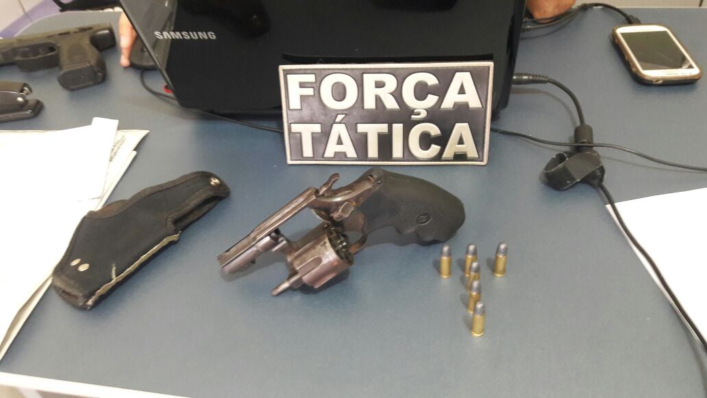 Homem é detido com arma de fogo em Altos após denúncia de moradores de Coivaras