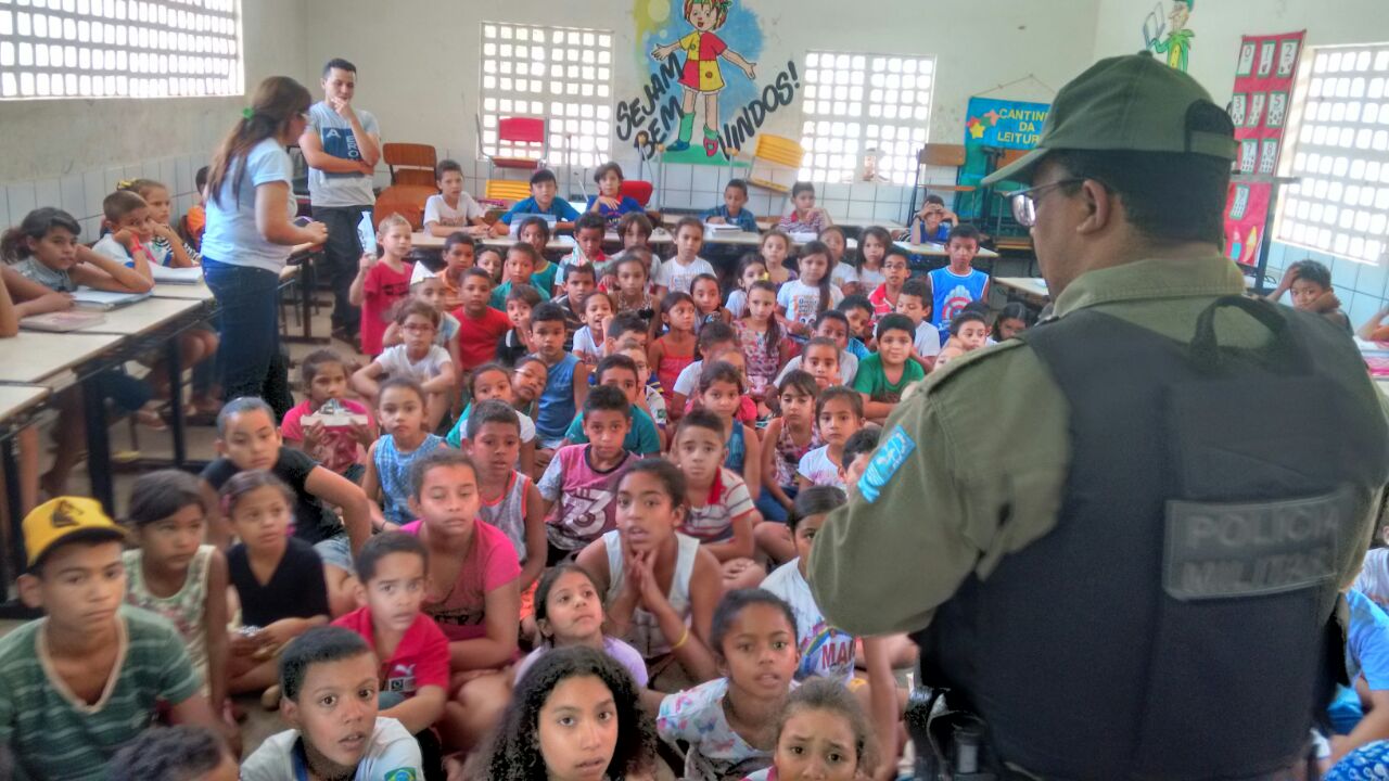 No Dia do Soldado, militares realizam palestras em escolas de Altos