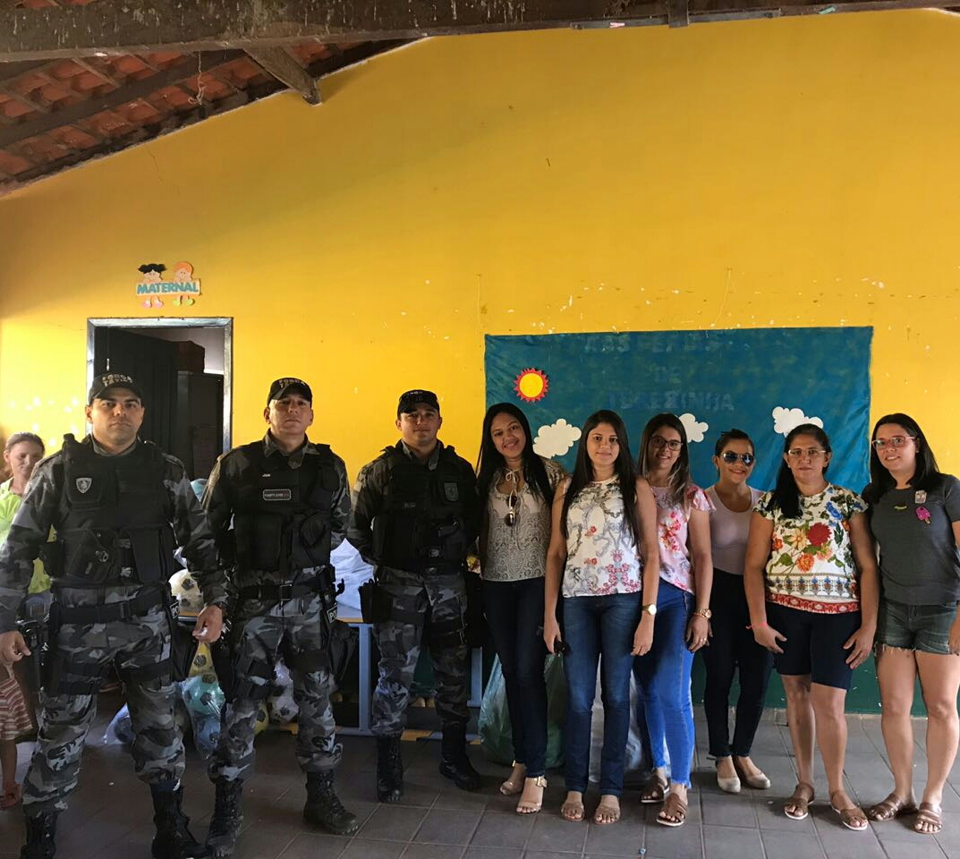 Grupo de amigas e militares da Força Tática entregam brinquedos para crianças de Altos