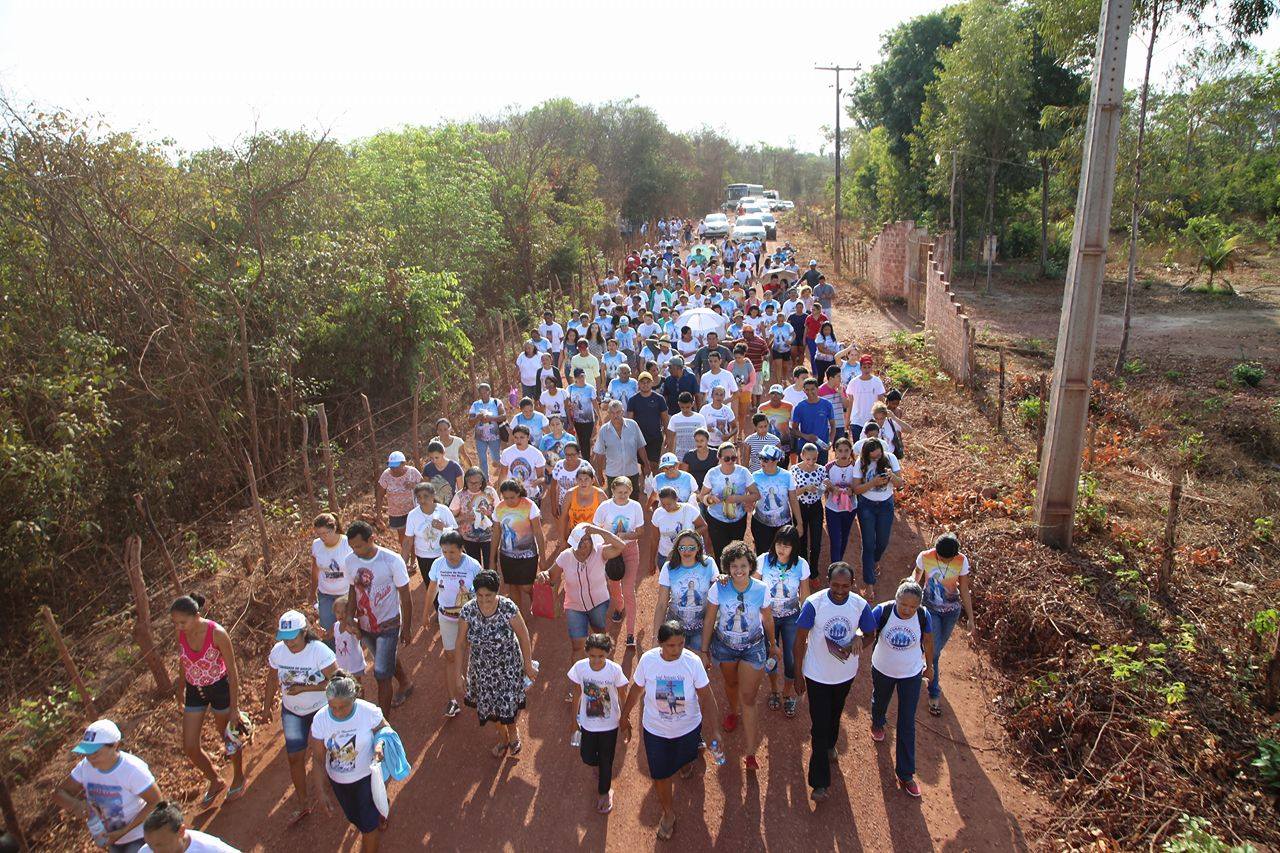 Caminhada das Graças: fiéis percorrem 9 km até o Povoado Zundão, em Altos