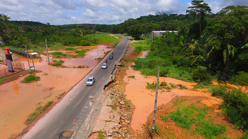 Após acostamento desabar, pedras dão sustentação ao asfalto da BR-343