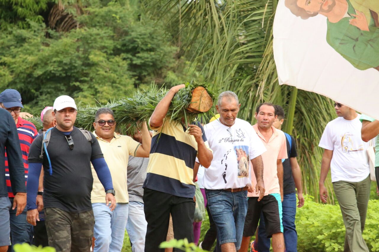 Cortejo com mastro de São José marca os preparativos para os festejos do santo padroeiro de Altos