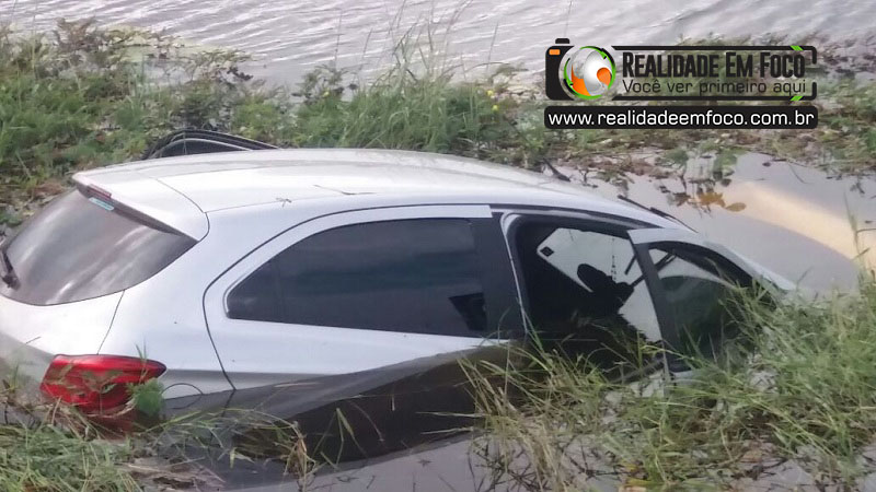 Altos: carro tomado em assalto é encontrado dentro de açude, em José de Freitas