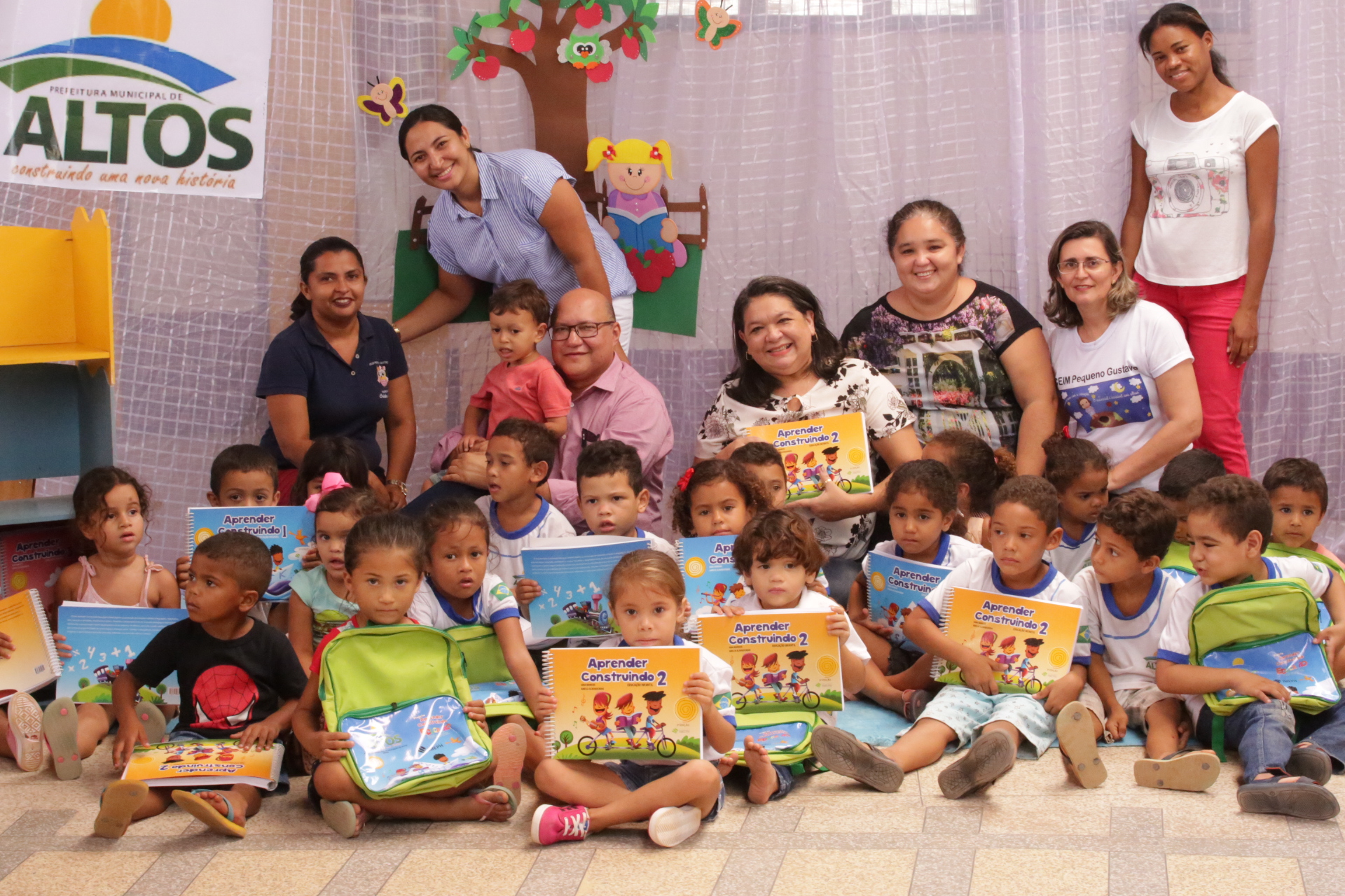 Alunos da Educação Infantil de Altos recebem kits escolares