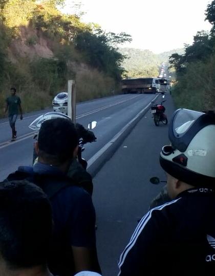 Após mais de duas horas, caminhão é retirado da pista e BR-343 é liberada