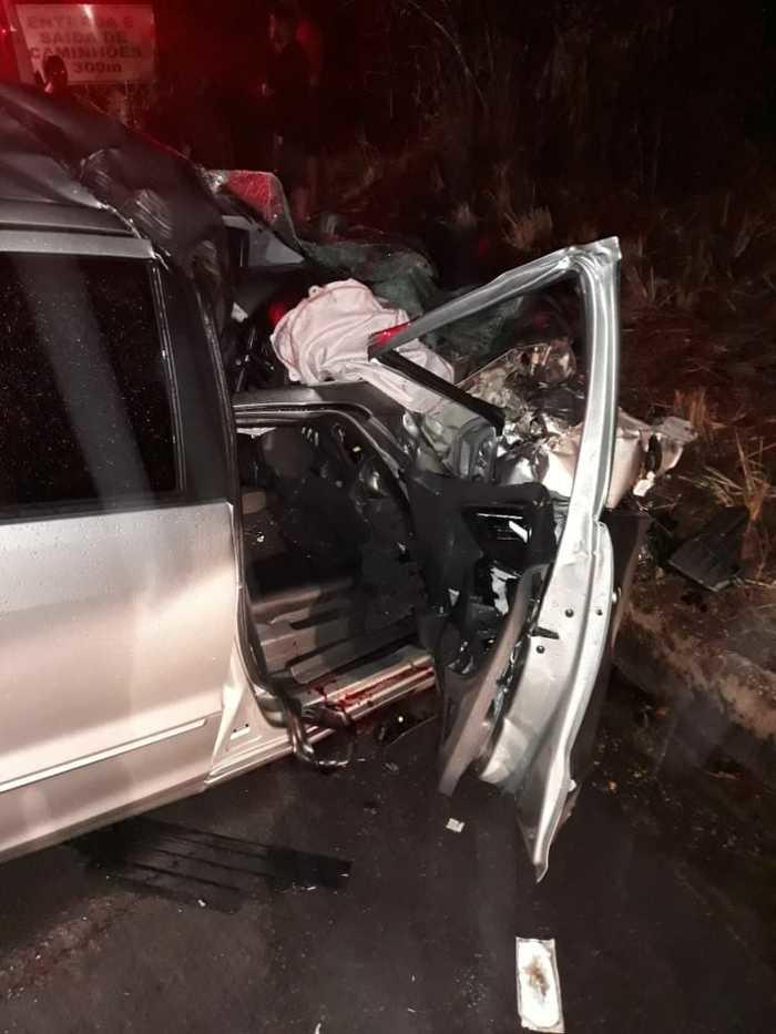 BR-343/Altos: colisão de carro com caminhão deixa jovem gravemente ferida