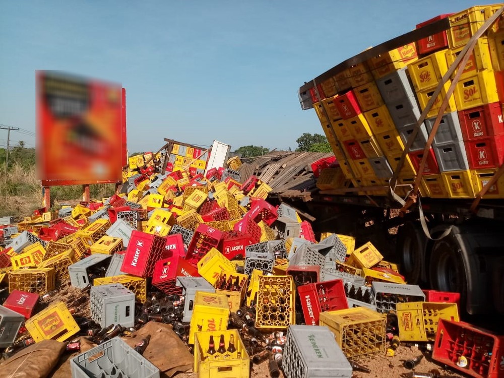 Caminhão carregado de garrafas de cerveja tomba na rodovia BR 343