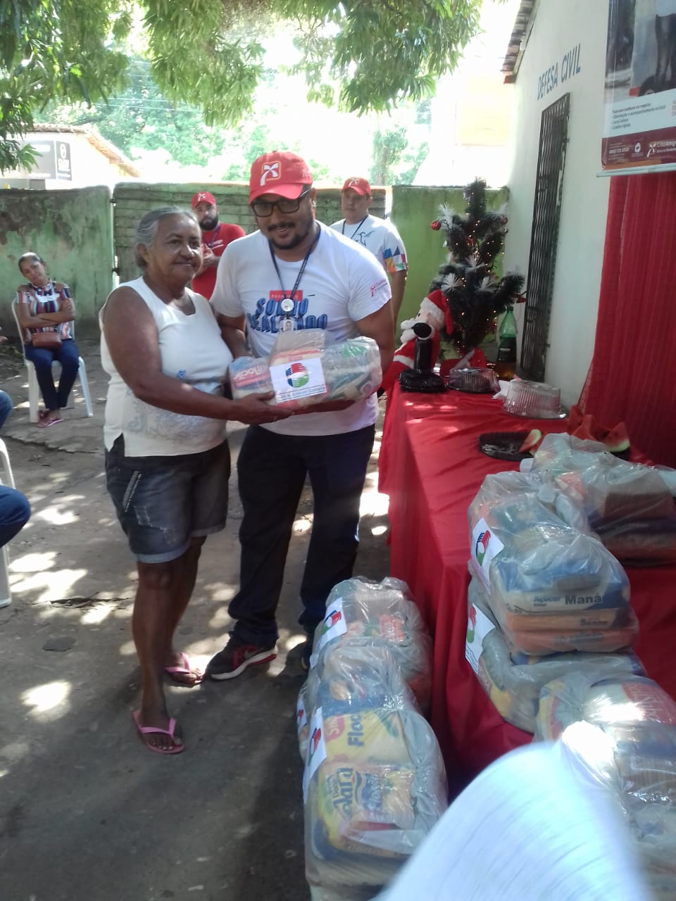 INEC e Banco do Nordeste distribuem mais de meia tonelada de alimentos para famílias carentes de Altos